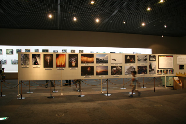 COP10 パートナーシップ事業 ギャラリー展示 神秘の鍾乳洞　河内の風穴 映像作品 写真展 | 滋賀県立琵琶湖博物館 10/5/23〜6/20 | の様子